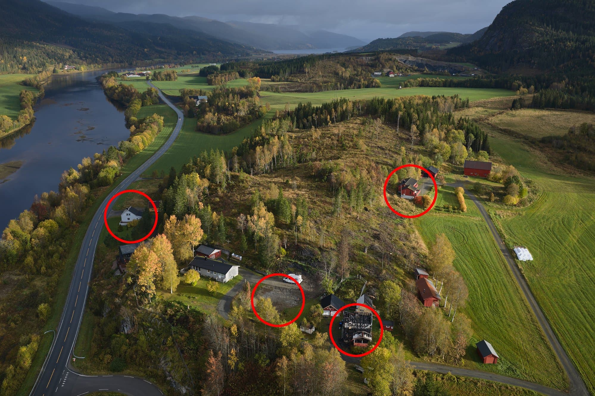 Politiet: Siktede sett på tre av åstedene
